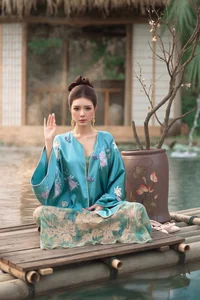 Timeless Elegance and Poetic Serenity-14