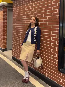 Chi Pu Impresses with Chic Mix-Match Style for Windy Weather: Get Her Fashionable Look!-1