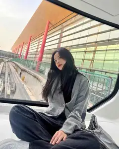 Chi Pu Impresses with Chic Mix-Match Style for Windy Weather: Get Her Fashionable Look!-2