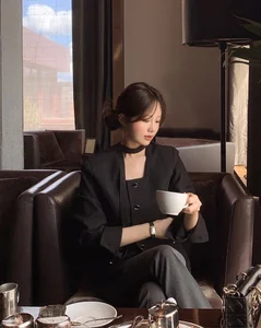 4 Simple Ways to Elevate Your Festive Wardrobe and Upgrade Your Holiday Outfits Without Buying New Clothes-1