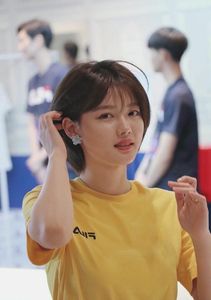 Chic Layered Bob Haircut for Round Faces - Trendy Short Hair for Beautiful Women-4