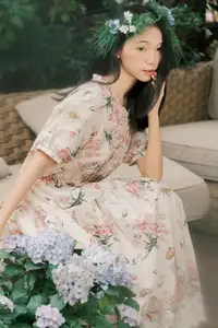 Discover Zzzhen's Serene Elegance in YiTuYu Vol.8271: A Captivating Floral Portrait-5