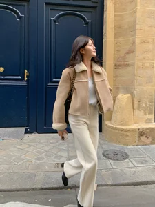 Elevate Your Everyday Look: 4 Essential Trousers for a Chic Spring Wardrobe-3