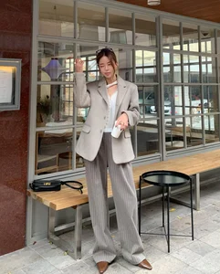 Elevate Your Everyday Look: 4 Essential Trousers for a Chic Spring Wardrobe-6