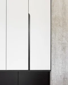 Milanese Minimalism: A Sun-Drenched 60m2 Apartment Redefined by Light and Iron Frames-7