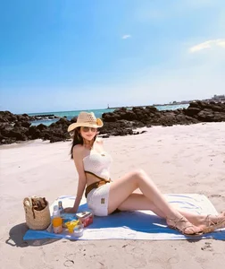Huyen Baby radiates elegance in chic beachwear with a stunning summer vibe-5