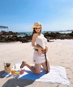 Huyen Baby radiates elegance in chic beachwear with a stunning summer vibe-3