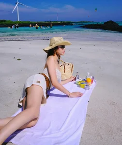 Huyen Baby radiates elegance in chic beachwear with a stunning summer vibe-8