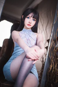 Timeless Elegance: Exploring Minimalist Grey Fashion with Model Nin De Dan Dan-1