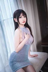 Timeless Elegance: Exploring Minimalist Grey Fashion with Model Nin De Dan Dan-8