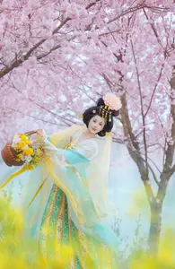 YiTuYu Vol.8745: Shi Yu Shi Ya – Captivating Hanfu Beauty Amidst Cherry Blossoms-10