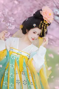 YiTuYu Vol.8745: Shi Yu Shi Ya – Captivating Hanfu Beauty Amidst Cherry Blossoms-13