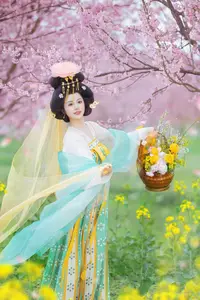 YiTuYu Vol.8745: Shi Yu Shi Ya – Captivating Hanfu Beauty Amidst Cherry Blossoms-6