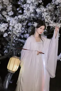 YiTuYu Vol.8782: Chu Yuan Yuan's Ethereal Beauty Amidst Cherry Blossoms Night-6