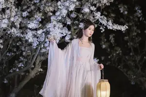 YiTuYu Vol.8782: Chu Yuan Yuan's Ethereal Beauty Amidst Cherry Blossoms Night-1