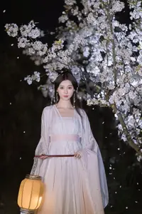 YiTuYu Vol.8782: Chu Yuan Yuan's Ethereal Beauty Amidst Cherry Blossoms Night-18