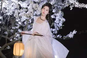YiTuYu Vol.8782: Chu Yuan Yuan's Ethereal Beauty Amidst Cherry Blossoms Night-14