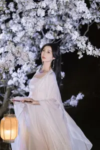 YiTuYu Vol.8782: Chu Yuan Yuan's Ethereal Beauty Amidst Cherry Blossoms Night-17