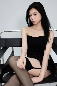 Minimalist Elegance: Xiao Zhen Tong Xue Shines-1