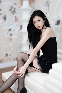 Minimalist Elegance: Xiao Zhen Tong Xue Shines-15