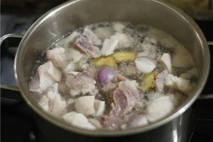 Authentic Vietnamese Jellied Pork Recipe: How to Make Crystal Clear Thit Dong for Lunar New Year Celebrations-3