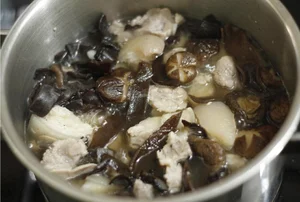 Authentic Vietnamese Jellied Pork Recipe: How to Make Crystal Clear Thit Dong for Lunar New Year Celebrations-8