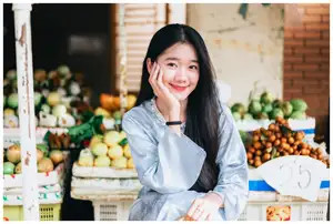 VGU No.193 Discover Youthful Charm: Radiant Smile of a Girl Amidst Fresh Fruit Market | 1000024596-0