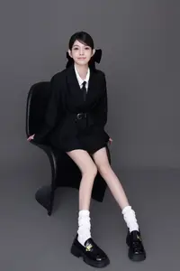 YiTuYu Art Language Vol.8708: Bai Le Hai Xiang Bai's Chic Elegance – Modern Feminine Style That Captivates-17