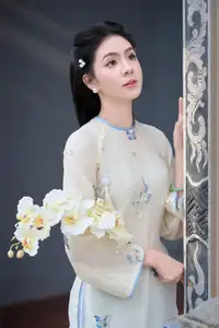 Graceful Ao Dai: The Ethereal Beauty of a Vietnamese Woman with White Orchids, Inspiring Tradition.-5