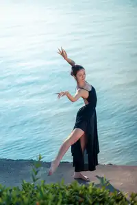 YiTuYu Vol.8671: Duo Duo – Graceful Charm and Pensive Moments in Nature-1