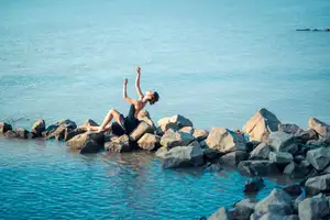 YiTuYu Vol.8671: Duo Duo – Graceful Charm and Pensive Moments in Nature-11