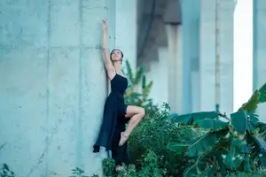 YiTuYu Vol.8671: Duo Duo – Graceful Charm and Pensive Moments in Nature-15