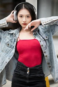 Chic Urban Style: Tian Tian in YiTuYu Art Language Vol.9123 – Modern Fashion Photography and Headphones Aesthetic-6