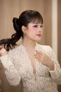 The sweet and elegant vibe of Huyen My in a delicate lace dress-3