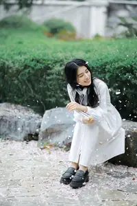 Long Xing Er: Graceful Cherry Blossom Muse – YiTuYu Vol.8741 Poetic Portrait-10