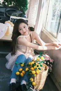 YiTuYu Vol.8678: Chickkii's Radiant Charm Bathed in Golden Sunlight and Natural Artistry-16