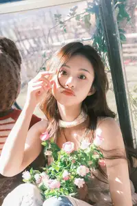 YiTuYu Vol.8678: Chickkii's Radiant Charm Bathed in Golden Sunlight and Natural Artistry-14