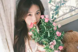 YiTuYu Vol.8678: Chickkii's Radiant Charm Bathed in Golden Sunlight and Natural Artistry-12