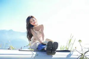 YiTuYu Vol.8678: Chickkii's Radiant Charm Bathed in Golden Sunlight and Natural Artistry-11