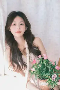 YiTuYu Vol.8678: Chickkii's Radiant Charm Bathed in Golden Sunlight and Natural Artistry-1