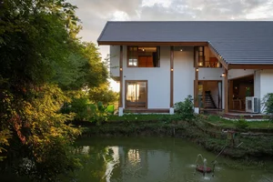 The Art of Slow Living: A Modern Sloped Roof Sanctuary to Witness All Four Seasons-3