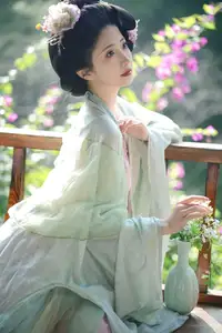 YiTuYu Vol.8521 Tu Ya W: Immerse in the Classical Grace of a Muse in a Fairy-tale Setting-5