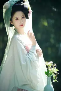 YiTuYu Vol.8521 Tu Ya W: Immerse in the Classical Grace of a Muse in a Fairy-tale Setting-16