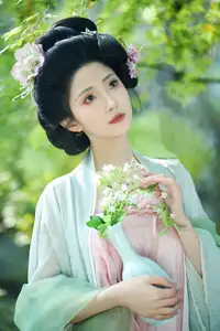 YiTuYu Vol.8521 Tu Ya W: Immerse in the Classical Grace of a Muse in a Fairy-tale Setting-4