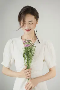 Zhou Xu Xu: Pure Beauty with Flowers in the Enchanting YiTuYu Vol.8758 Collection-7