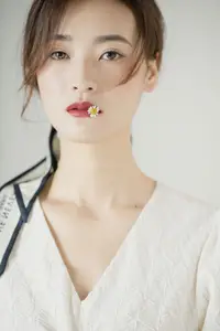 Zhou Xu Xu: Pure Beauty with Flowers in the Enchanting YiTuYu Vol.8758 Collection-5