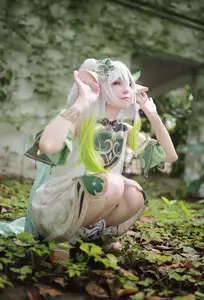 Enchanting Nahida Cosplay by Coser Uesugi Erika: A Divine and Playful Transformation!-9