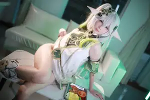Enchanting Nahida Cosplay by Coser Uesugi Erika: A Divine and Playful Transformation!-6