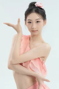 Elegant Portrait Photography Featuring Xiao Tao Er Jiang in YiTuYu Art Language Vol.9388: A Study in Movement and Graceful Fashion Aesthetics-3