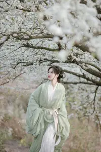 Pure Elegance of Qi Luo Sheng De Xiao Su Su Amidst Spring Blossoms - YiTuYu Vol.8817-5